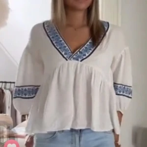 Zara blus  - En vit, super fin blus från Zara med blåa detaljer runt armarna och v rigningen.  Säljs inte mer 