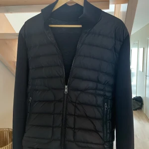 Moncler cardigan  - KVITTO OCH TAGS FINNS! | säljer denna riktigt snygga Moncler cardigan i storlek m. Riktigt fint skick självklart äkta nypris 10000kr mitt pris 4199