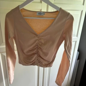 Beige croppad topp  - Knappt använd