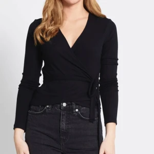 Omlottopp med knyt i svart  - Båda för 150 annars finns den beigea tröjan separat i min profil. 