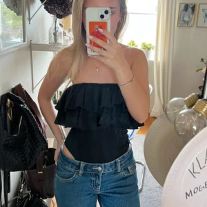 Svart body med volang - Svart body med volang, liten i storleken och i bra skick👍🏽☺️