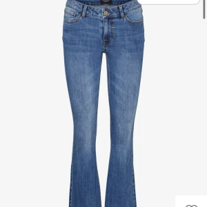 Jätte snygga blå bootcut jeans med låg midja - Snygga blå bootcut jeans med klassisk femficksdesign och låg midja. Jeansen har en lätt tvättad look och är tillverkade i mjukt denimtyg som ger en skön passform. Perfekta för dig som gillar retrovibbar och vill ha ett par jeans som sticker ut.❤️