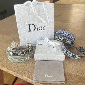 Dior armband  - Säljer dior armband med förpackning, välj ett av dior armbanden och få med box och förpackning, bara höra av sig vid funderingar !!!