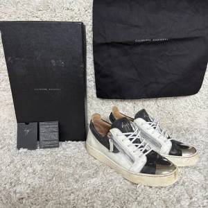 Giuseppe Zanotti skor - Tja säljer nu mina Giuseppes limited edition i storlek 42. Går inte att få tag i längre och köpte i Giuseppe butiken i Frankrike. Dock inget kvitto men allt på bilden följs med. Skorna är ganska slitna använt i några år nu. Miss färgning på snörerna och limmet på sulorna framme börjar lossna lite och sulorna har blivit slitna. Dock är dom riktigt feta fortfarande speciellt nu till sommaren. Skriv vid funderingar om slitningarna eller andra frågor pris kan diskuteras!!!