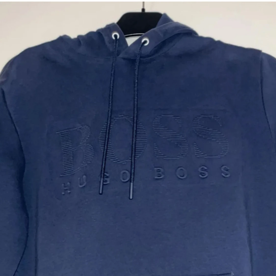Blå hoodie från Hugo Boss med logga