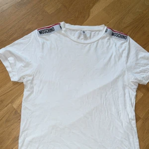Moschino t-shirt - Hej! Säljer nu en vit t-shirt från Moschino den är i mycket fint skick och har inga skador.                                                                        Storlek: M passar S också!