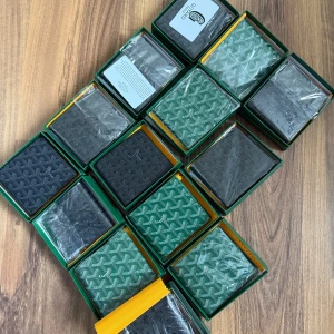 14st plånböcker  - Snygga plånböcker från i klassiskt mönster. Finns i brunt, grönt och mörkblått med vit logga och ikoniskt grafiskt tryck. Perfekt storlek för kort och sedlar, levereras i originalask.