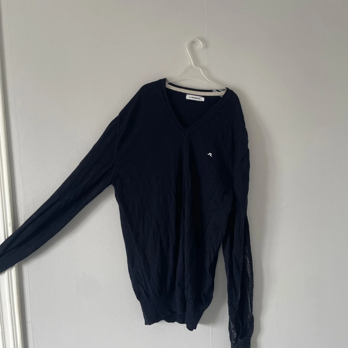 Mörkblå stickad tröja från J.Lindeberg
