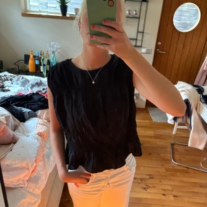 Svart blus med  - Svart volang blus🖤