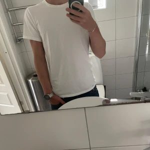 3-pack t-shirts Calvin Klein - Säljer detta 3-pack t-shirts från Calvin Klein. Säljer de då de inte kommit till användning. Storlek S och passar 175cm perfekt. Cond: 9/10, inga defekter. Säljer de för: 3-pack 299kr. Styckvis 99kr. 