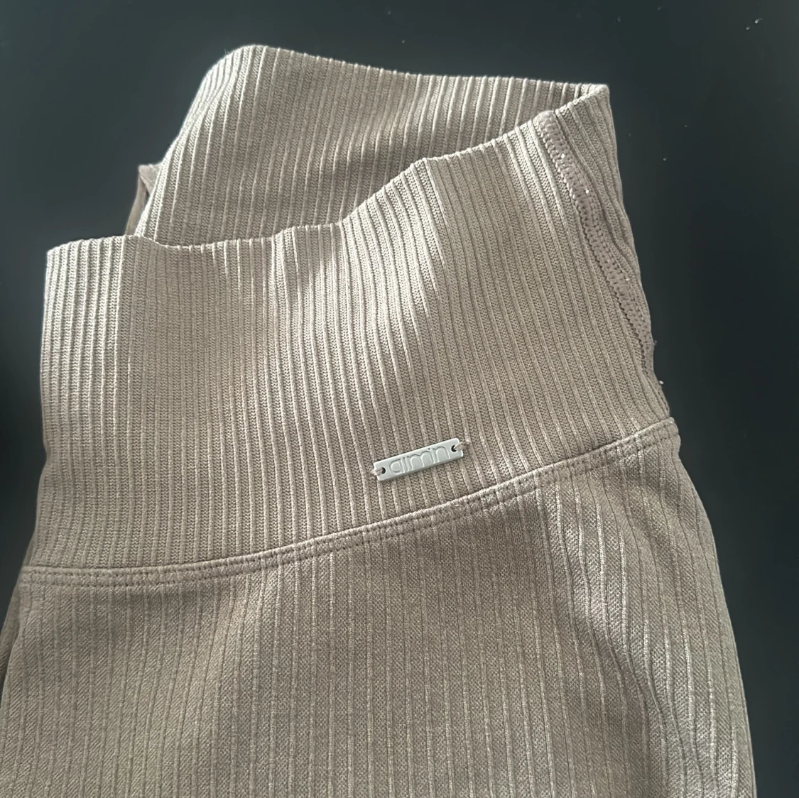 Ribbade beige leggings från Aim'n