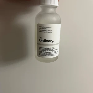The Ordinary Hyaluronic Acid 2% + B5 - Fuktgivande serum från The Ordinary med hyaluronsyra 2% och vitamin B5. Kommer i en frostad glasflaska med vit pipettkork. Perfekt för att boosta huden med extra fukt innan smink eller som del av din hudvårdsrutin.