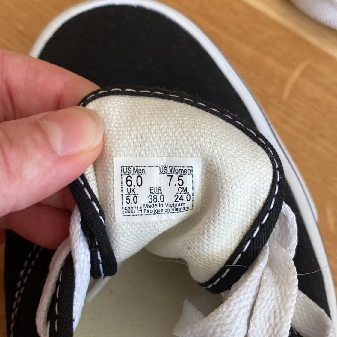 Svarta Vans sneakers med vit sula - 4