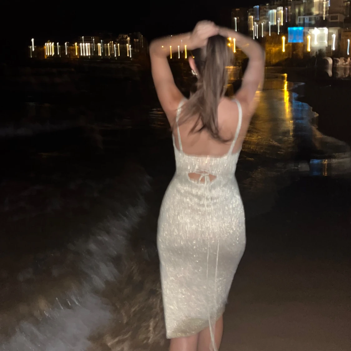 Glittrig champagnefärgad strandklänning - 1