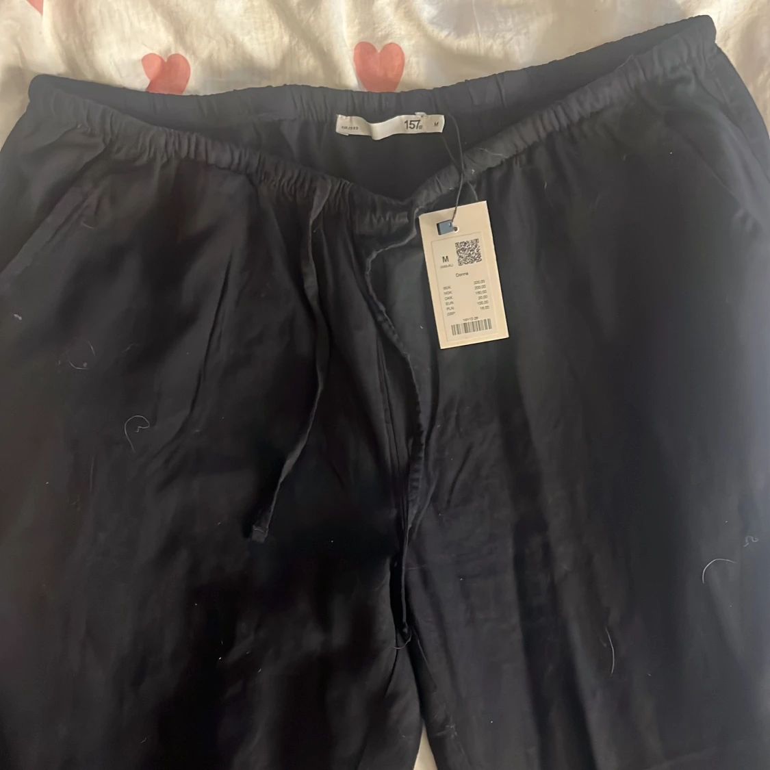 Svarta linnebyxor med snörning