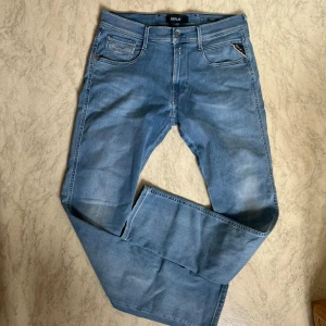Replay Anbass jeans blå 👖 - Vilka otroligt stilliga replay anbass jeans med stretch i storlek W32/L34. Som säljs för endast 349kr!! Inte mycket använda. Skriv gärna vid frågor 👌