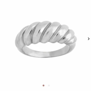 Silvrig ring från Edblad - Säljer denna fina silver ring från Edblad i storlek 16,8, den sitter super bra och skulle säga säga att den motsvarar storlek XS💓💓 den finns inte längre kvar hos Edblads hemsida 