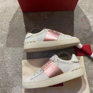 Valentino skor - Hej! Säljer nu mina skor från märket Valentino, storlek 38, bra skick, givetvis äkta. Tveka inte på att höra av dig om du har frågor eller funderingar kring skorna! 