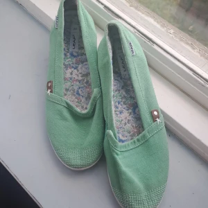 Gröna flats - Gröna flats i textil. Skorna har rund tå och platt sula. Använd fåtal gånger. Pris är diskuterbart  🩷😊