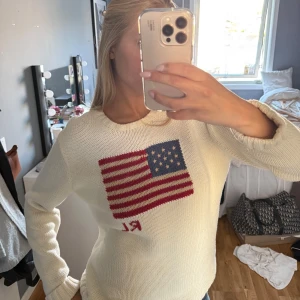 Ralph Lauren flagg tröja - Vit stickad tröja från Ralph Lauren med amerikanska flaggan✨är inte säker på storlek men gissar på s/m