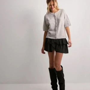 Grå kortärmad kofta  - Kortärmad grå kofta från Nelly med rund halsringning och knappar hela vägen framtill. 349 kr i ny pris.💕