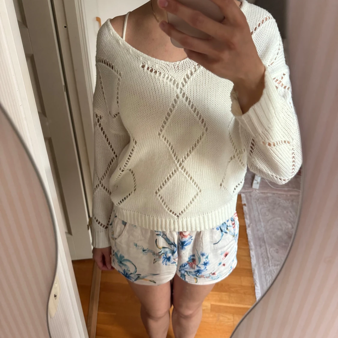 Vit stickad tröja med hålmönster - 1