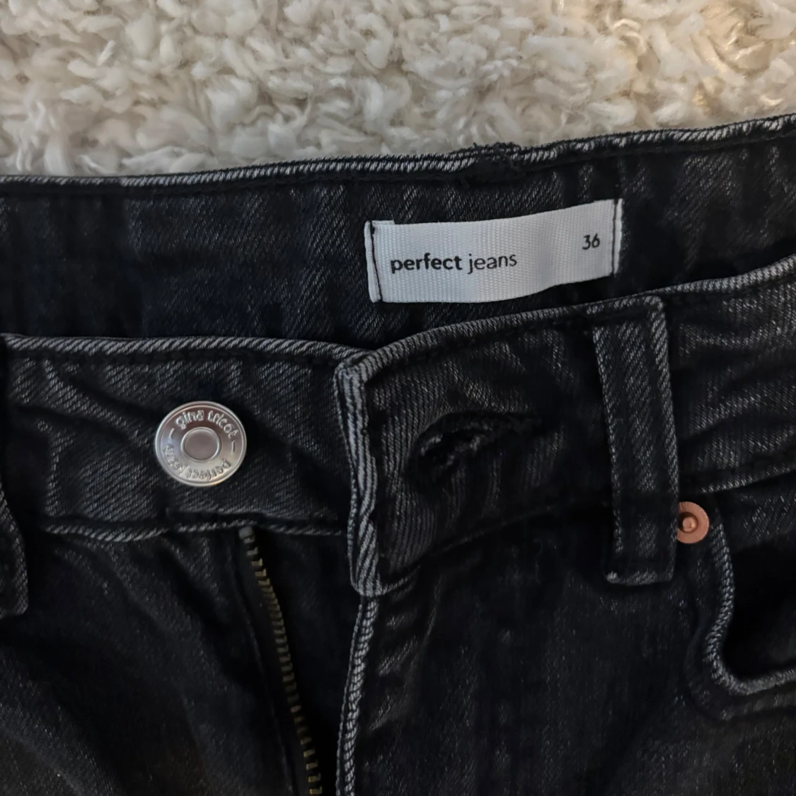 Svarta straight jeans från Gina tricot