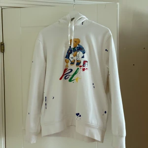 Ralph Lauren Hoodie - Säljer nu min jätte fina Ralph Lauren hoodie, den här hoodien är väldigt unik med sitt speciella och stila utseende. Den är köpt på Zalando för 2200kr och är slutsåld överallt. Den är använd 2 gånger så den är i perfekt skick utan skador eller smutsfläckar. Hoodien är i storlek M. Om det finns frågor eller funderingar är det bara att höra av sig👍