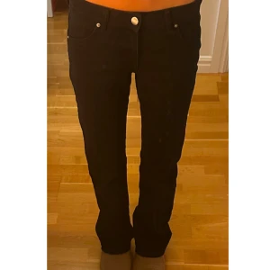 Svarta bootcut jeans &Denim strl 34 - Säljer dessa svarta lågmidjade bootcut jeans från H&M. De är stretchiga och väldigt sköna att ha på sig. Säljer dom för att de är lite stora på mig och tyvärr inte används så mycket längre. Nypris är 350kr. 