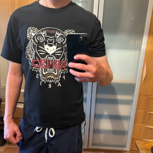 Kenzo T-shirt - Säljer denna kenzo tröja då den knappt används mer, skriv vid andra frågor eller funderingar!