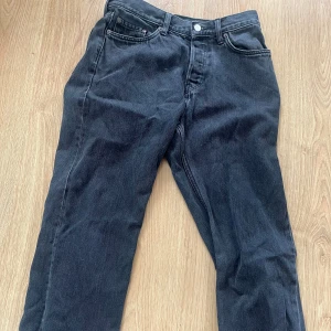 Svarta jeans från Weekday - Säljer ett par svarta jeans från Weekday i modellen ”Space”. Storlek 28/30. Nypris 600kr