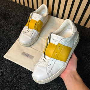 Valentino open  - Valentino open skor | Skick 8,5 | Skor och dustbag medföljer | Storlek 42 men passar även 43 | Hör gärna av dig vid minsta fundering!
