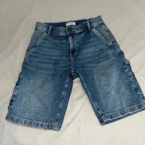 Blå jeansshorts från Lindex -  jeansshorts i klassisk blå denim från Lindex.och har storleken 152 