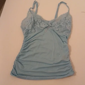 Blått spetslinne - DÖR för detta linne men för litet för mig, nästan aldrig använt tror jag, köpt här på Vinted. XS med lite stretch 🩷 finns ett likadant fast vitt på min profil!!  Hör gärna av dig om du har frågor/prisförslag!! 💖