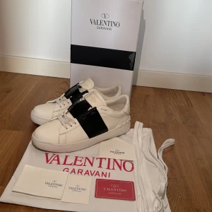 Valentino Garavani Open sneakers vit/svart - Säljer mina valentino open skor eftersom jag har tappat intresse för dem. Dem är knappat använda köpte dem för skolavslutningen och nu vill jag sälja dem. Köpte dem för 3300kr.