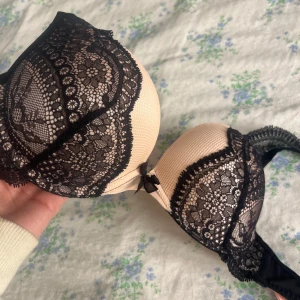 Super push up spets-bh från Hunkemöller - Säljer en nyskick super push upp snygg bh från Hunkemöller. Sitter superfint på och är väldigt vadderad så ger mycket lyft och support!