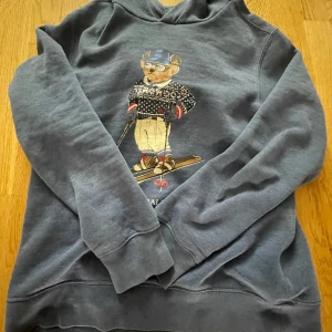 Ralph lauren Polo bear kolla beskrivning 🙏 - Vill hellst byta den mot något så hör av er om ni har förslag (säljer den inte för 10kr!)