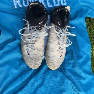 Nike phantom gx, elite - Snygga Nike phantom gx elite skor,bara använda på konstgräs så det känns som att detta priset är väldigt bra för ett par dojjer som jag köpte på Intersport för 2799, storleken är 42,5 men sitter bra som antingen 43 om man vill ha kontroll och då skulle jag säga att de sitter som bäst. Men de passar också 42 väldigt bra man inte gillar de så trångt men endå vill ha kontroll på planen 