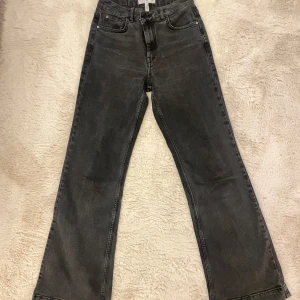 Svarta jeans  - Snygga svarta jeans med hög midja och raka ben. Jeansen har klassisk femficksdesign och är tillverkade i ett slitstarkt denimtyg. Perfekta för dig som gillar en enkel men trendig look.