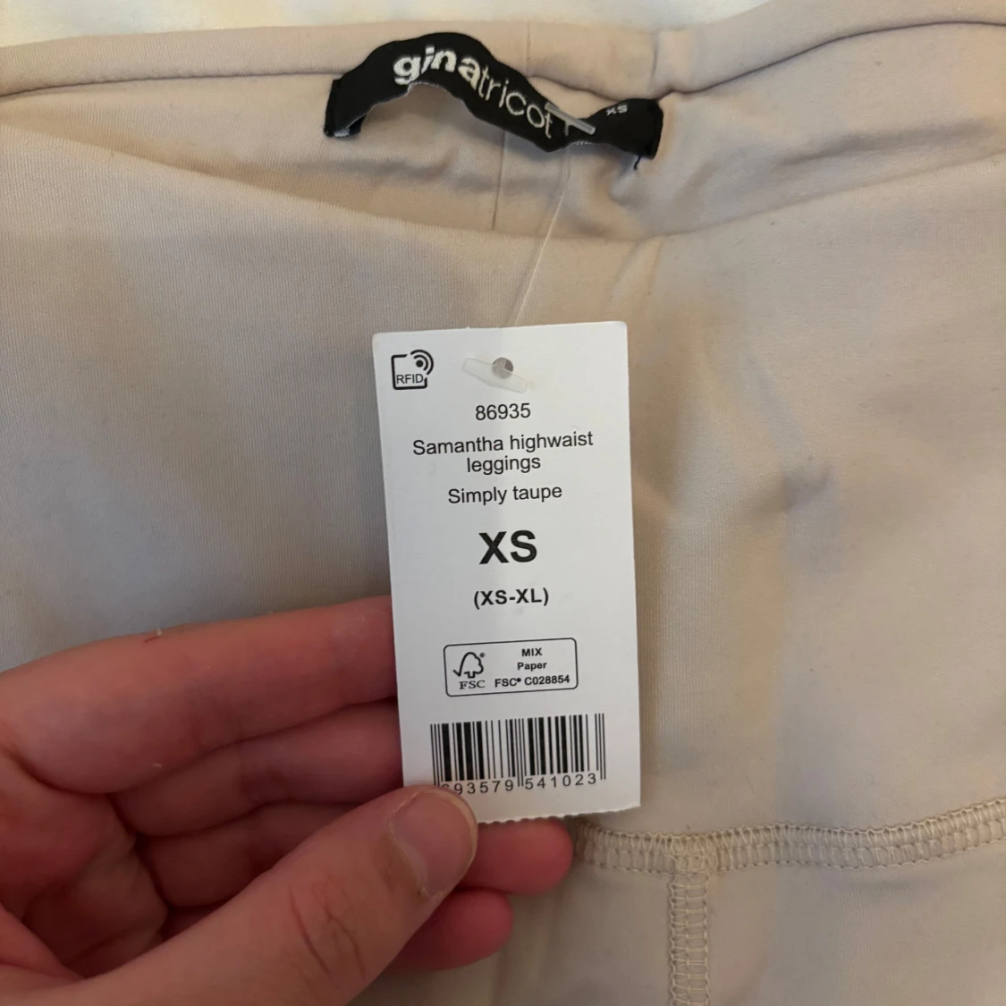 Beige highwaist leggings från Gina Tricot - 2