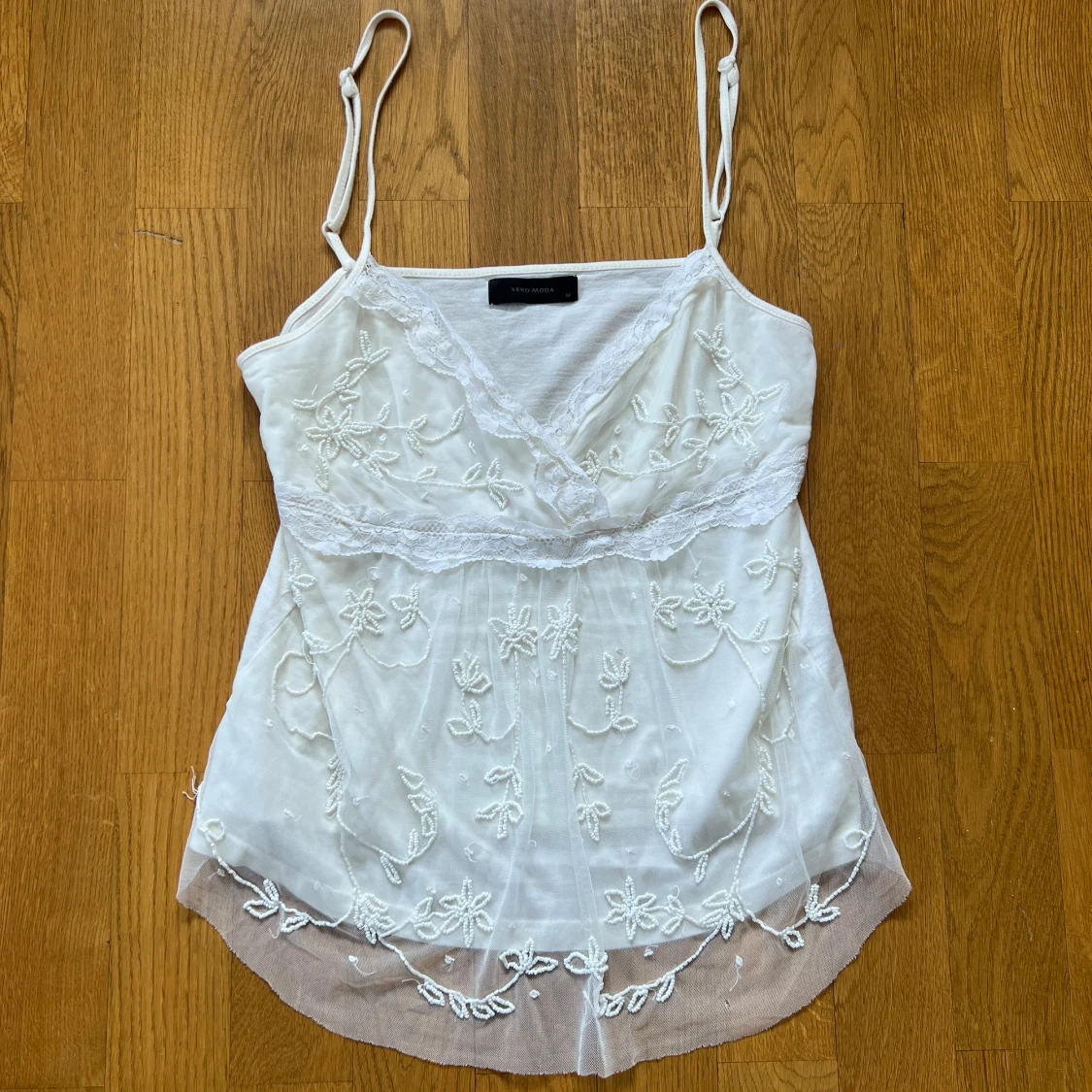 Vit broderad linnetopp Vero Moda