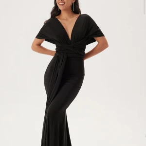 Svart långklänning med öppen rygg - En super hacker svart lång klänning som man kan knyta på massor av olika sätt!! Endast använt 1 gång på ett bröllop!! Den är i ett extremt mjukt och skönt material! I super bra skick! Jag köpte den för 1199 kr, säljer för nästan halva priset. 