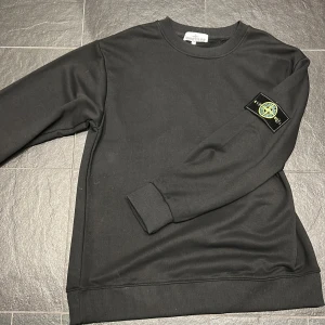 Svart Stone Island sweatshirt - Svart sweatshirt från Stone Island bra pris vid snabbt köp😄 skicka pris förslag