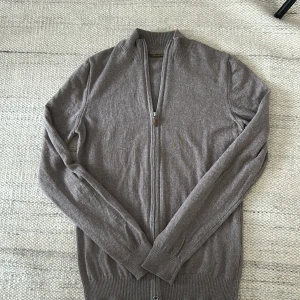 Stenströms full zip - Säljer denna full zip från stenström i beige. Den är i mycket bra skick och 100% merinoull. Nypris 2300 | Mitt pris 749 |