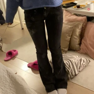 Svarta lågmidjade bootcut jeans lager 157 - Snygga svarta bootcut jeans från 157 med klassisk femficksmodell och hög midja. Jeansen har en lätt utsvängd passform nertill och är tillverkade i stretchig denim för en bekväm känsla. Perfekta till sneakers eller boots.