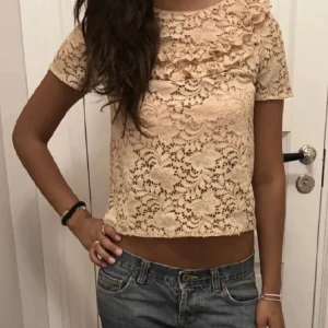 Zara blus/topp - Supersöt ljusrosa blus i spets med korta ärmar och volangdetaljer. Säljer då den är för liten! Storlek XS.