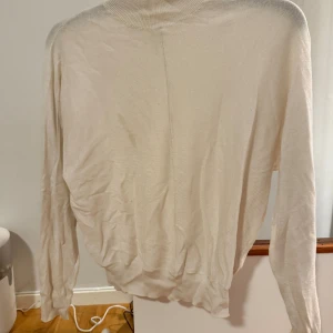 H&M beige tröja  - Ljusbeige tröja med hög krage och långa ärmar från H&M i storlek XS. Tröjan har en avslappnad passform. Har en liten fläck i mitten av tröjan och armen på den högra sidan är lite trasig. Jag har vanligtvis storlek S men den passar mig perfekt. 
