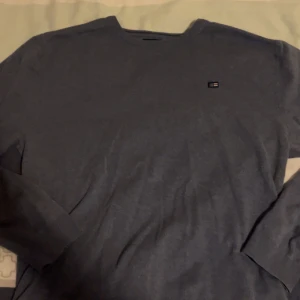 Stickad tröja (Blå) - Lexington 🇺🇸  - Märke - Lexington 🇺🇸  Färg - Blå Kön - Herr Passform - Regular Fläckar/skador - Inga  Ordinarie pris - 1000kr  Rekommenderar att tvätta i max 30 grader i tvättmaskin. Tröjan går såklart att torka, men torka INTE för varmt!