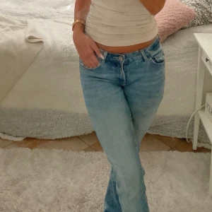 Ljusblå bootcut jeans - Säljer ett par ljusblå jeans med bootcut-modell. Jeansen har klassisk femficksdesign, normal passform och är tillverkade i mjukt denimtyg. Perfekta för en avslappnad och trendig look.