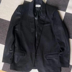 Svart kavaj från Isabel Marant Étoile - Designer kavaj från Isabel Marant. Knappt använd och i perfekt skick.